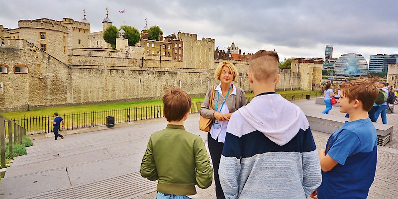 Context Travel guide Emma takes a family on a tour of the Tower of London (Photo by Kathleen Bunn (LifeWith4Boys.com), courtesy of Context Travel)