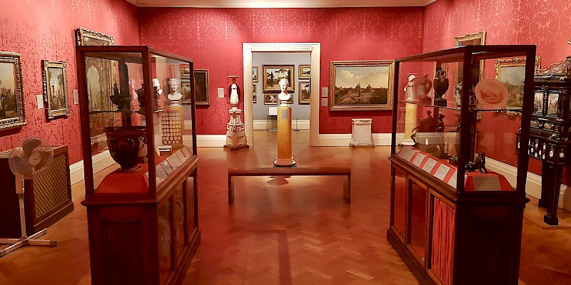 The 18th century antiques room (Photo by Gts-tg)
