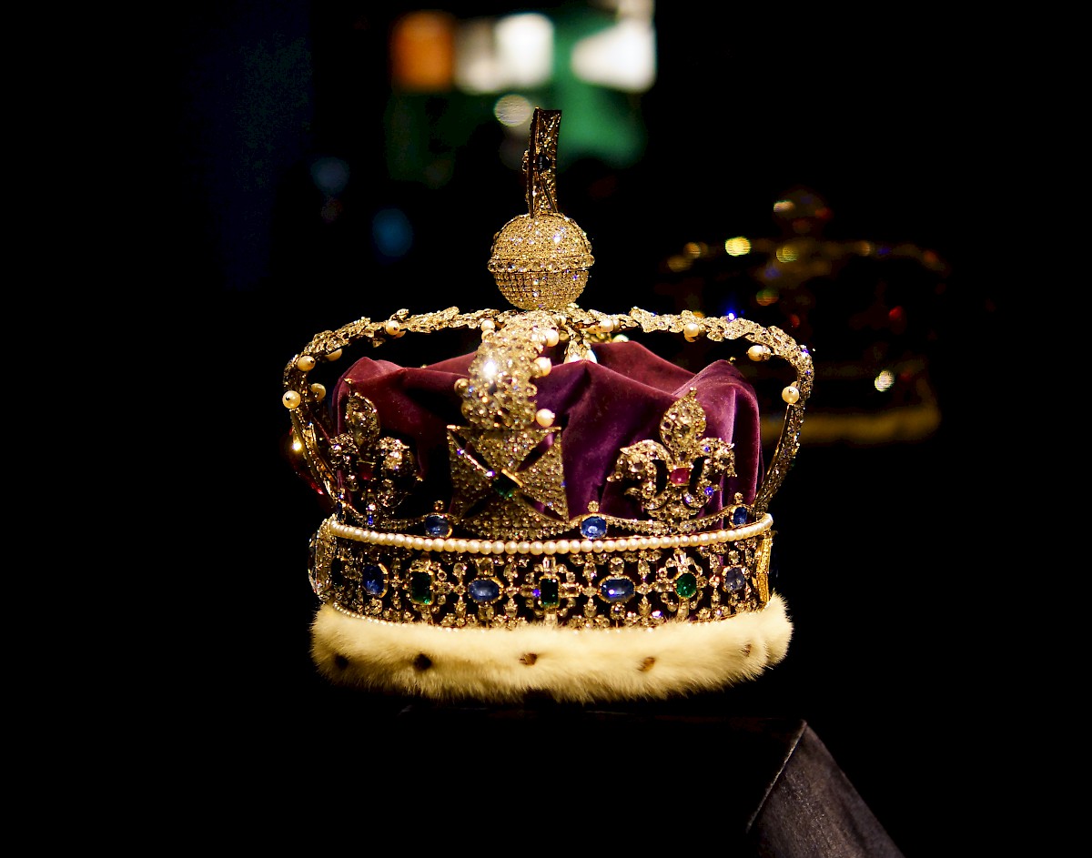 Сокровищ британии. Тауэр Королевская сокровищница. Лондонский Тауэр Королевская сокровищница. Сокровищница британской короны (the Crown Jewels).. Crown Jewels (драгоценности короны).
