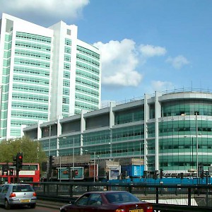 University College Hospital on Euston Road (Photo by Tagishsimon)
