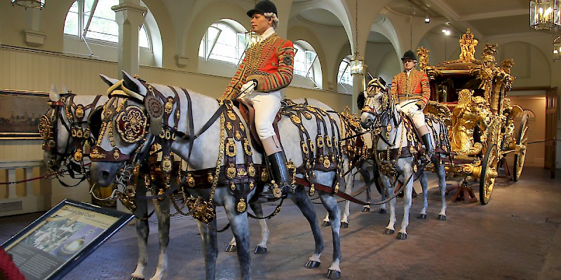 The Gold State Coach in the Royal Mews of Buckingham Palace (Photo by Laika ac)