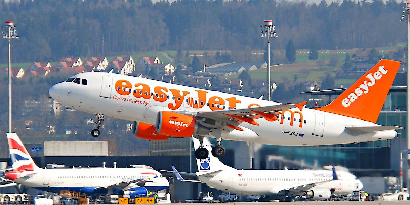 An easyJet plane taking off at London Luton Airport (Photo by Aero Icarus)