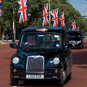 A traditional black Taxi (and modern minivan cab) in London (Photo SuperCar-RoadTrip.fr)