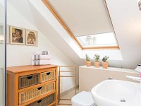 The bathroom in The Loft at Rue Saint Jacques Guest House B&B, London
