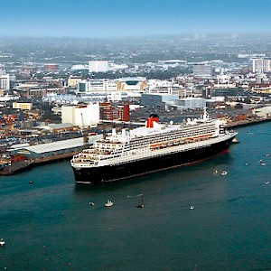 Queen Mary II (center) steams past the other two liners in the Cunard fleet Queen Elizabeth II (left) and Queen Victoria at Southampton Docks as the QMII leaves port in 2008. It was the only time that all three queens ever met in UK waters. (Photo by Chris Ison/PA Wire)