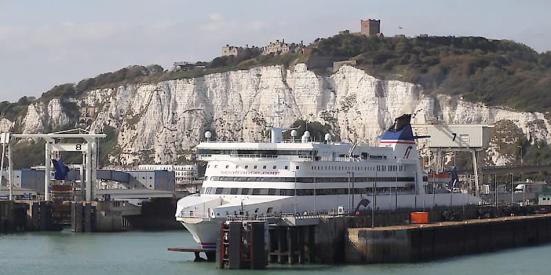 The famous White Cliffs of Dover over the port (Photo by Nessy-pic)